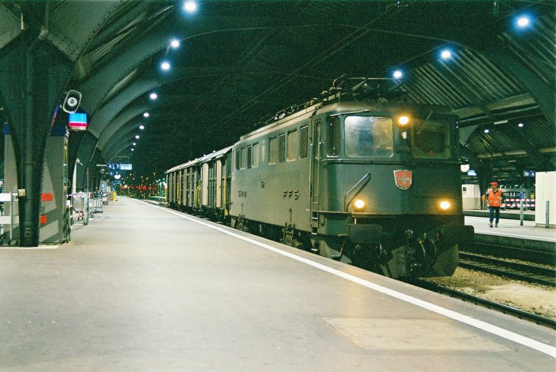 Ae 6/6 11455 mit Postzug  an einem Aprilabend 2005 in Zrich HB.