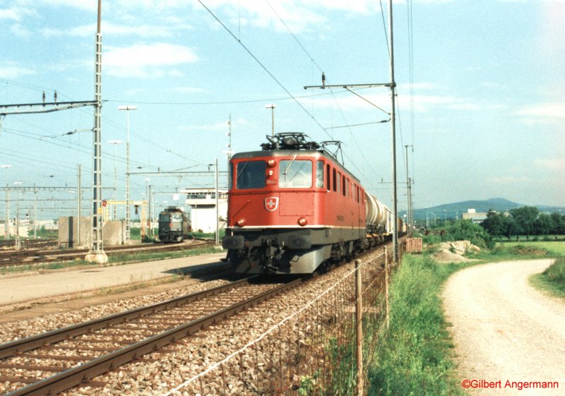 Ae 6/6 11464  Erstfeld  am 18.05.1999 am Gterbahnhof in Dietikon.
Im Hintergrund ist eine weitere Ae 6/6 zu sehen.