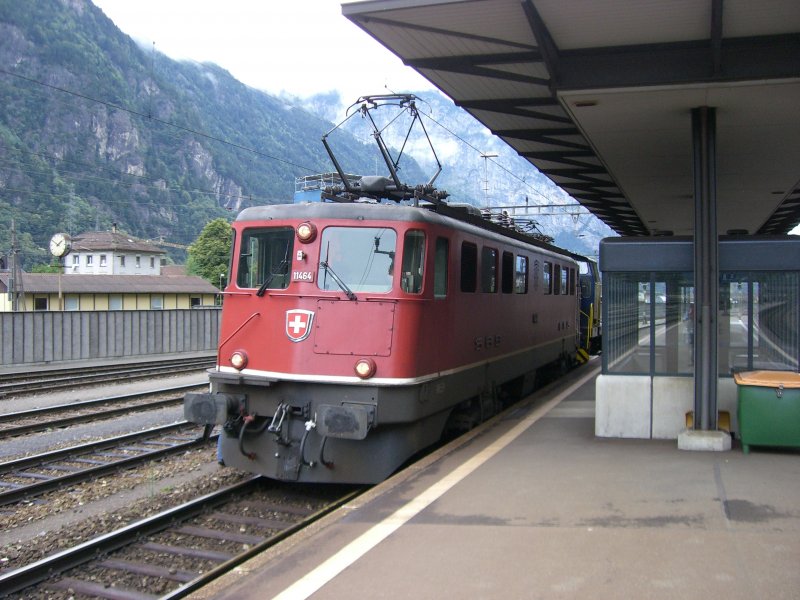 Ae 6/6 11464 zieht eine Lok durch Erstfeld. 16.08.2007