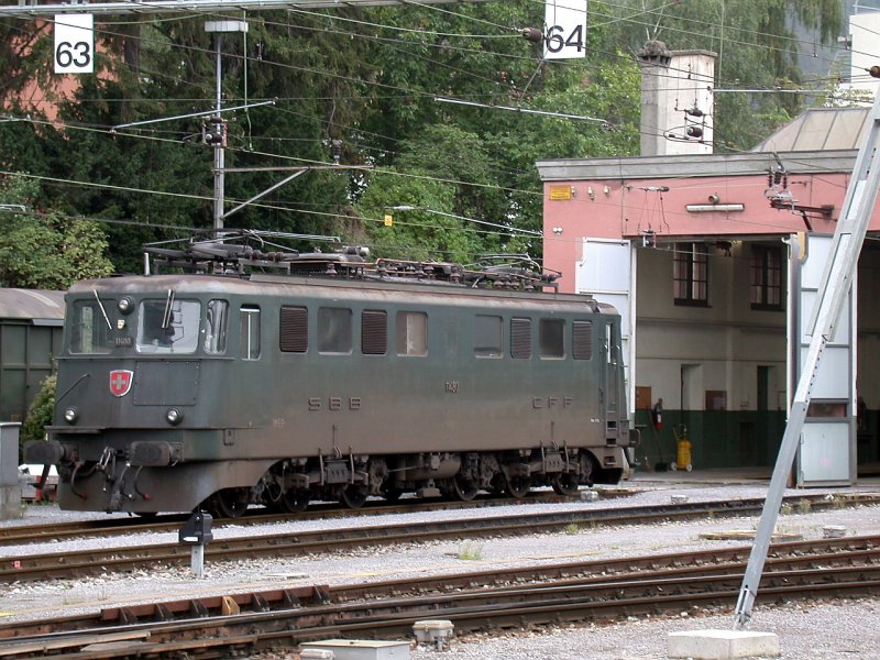 Ae 6/6 11480 abgestellt vor dem Lokdepot Chur. (27.09.2006)