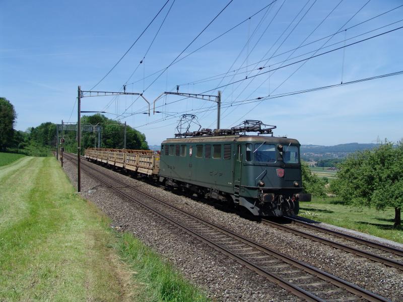 Ae 6/6 11484  Romont  welche ihre Wappen noch besitzt, am 25.5.05 kurz vor Mhlau