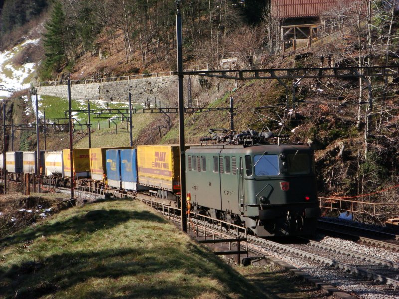 Ae 6/6 11503 leistet am 28.03.2008 Stossdienst am Gotthard. Das Bild entstand bei Intschi zwischen Amsteg und Gurtnellen.