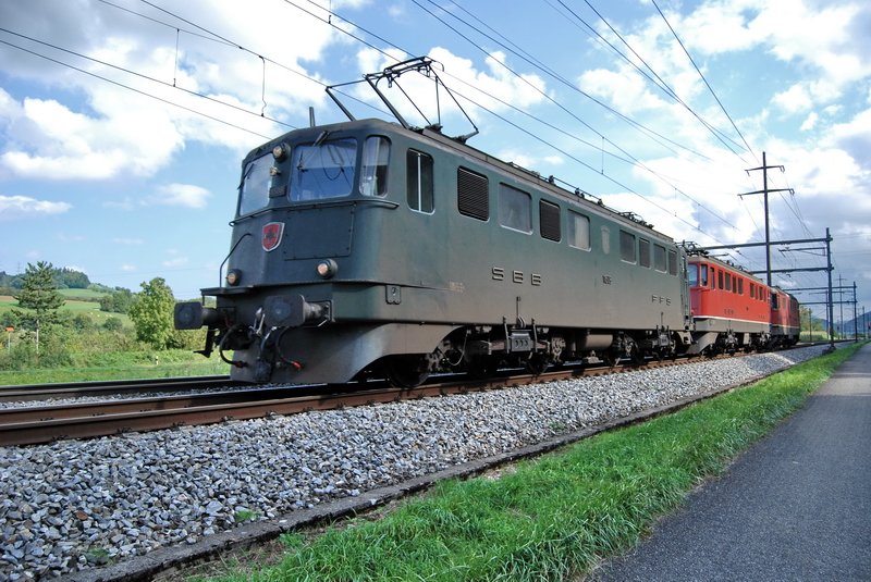 Ae 6/6 11508  Wettingen  mit Re6/6 und Re4/4 durchfahren das liebliche Fricktal (Aargau) bei Eiken. 19.9.2006
