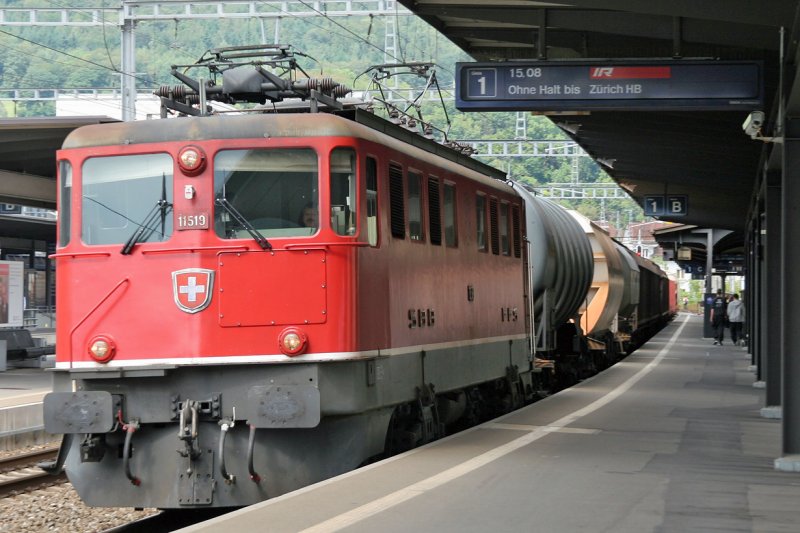 Ae 6/6 11519 mit Gterzug im Bahnhof Baden/AG (Aug. 2006)