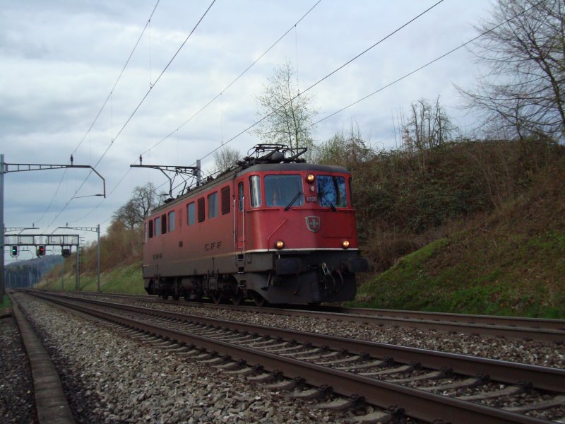 Ae 6/6 11520 auf Solofahrt bei Rotkreuz am 09.04.2008