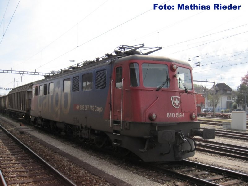 Ae 6/6 519-1  Gubiasco  im Bahnhof Solothurn vor einem Gterzug Abgestellt, am 18.04.09