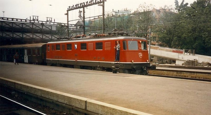Ae 6/6 am 03.10.1987 mit Reisezuge in Winterthur.