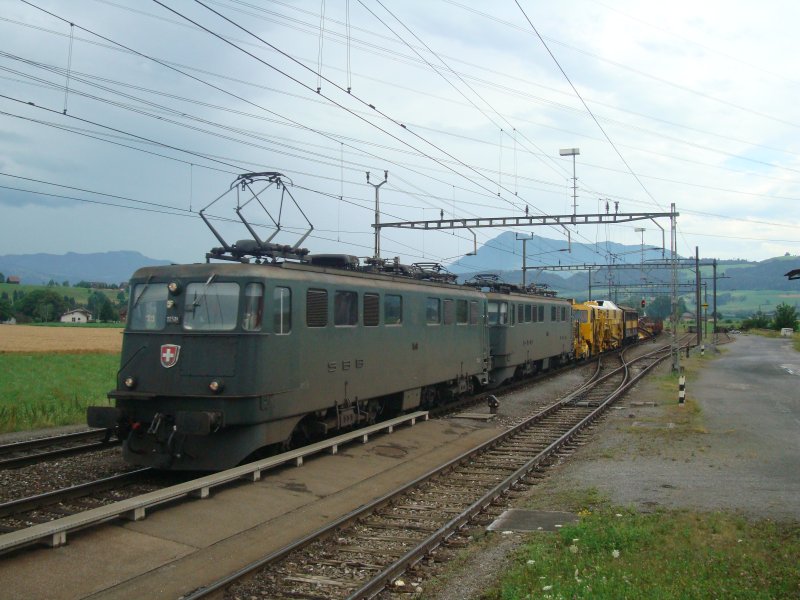 Ae 6/6 Doppel am 03.07.2008 bei Oberrti, die zweite Lok luft kalt mit.