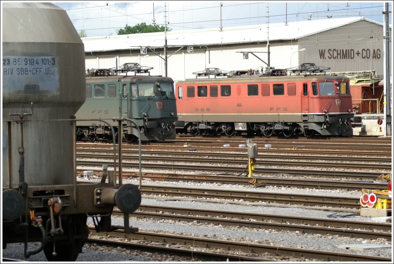 Ae 6/6 grn und rot abgestellt in Buchs SG. (10.07.2007)