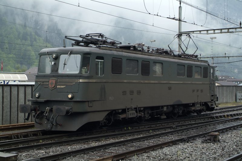 Ae 6/6 Kantonslok ZUG aber ohne Wappen und schlechten Zustand auf Fitnessfahrt in Erstfeld.
02.05.2009