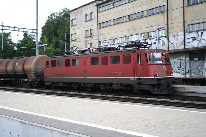 Ae 6/6 nr. 11442 bei der Durchfahrt in Liestal in richtung Basel am 23.8.05