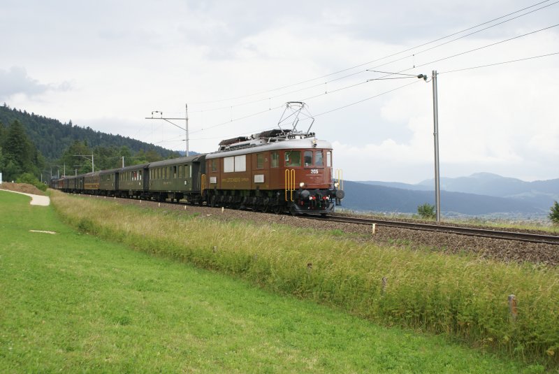 Ae 6/8 205 nhert sich am 4.7.09 mit dem NRE Les Geneveys-sur-Coffrane. Am Zugsende zu sehen ist noch die Pacific 01 202.