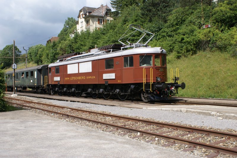 Ae 6/8 205 steht am 4.7.09 in Villeret. Whrend der ganzen Fahrt untersttzte sie die 01 202 und kam zwischen Le Locle und Chambrelien auch als Zuglok zum Einsatz, da die Lokomotiven in Le Locle nicht gewendet wurden.