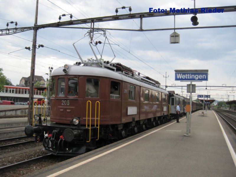 Ae 6/8 der BLS im Bahnhof Wettingen am 17.05.09 vor einem Extrazug