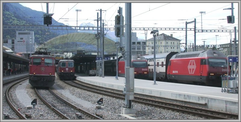 Ae6/6 11445 mit Gterzug zum RBL Zrich, Re 4/4 II 11201 mit Rheintalexpress nach St.Gallen, Re 460 043-3  Dreispitz  mit IR nach Basel SBB und Re 460 068-0  Gtsch  mit IC nach Basel SBB.
Chur (16.05.2007)