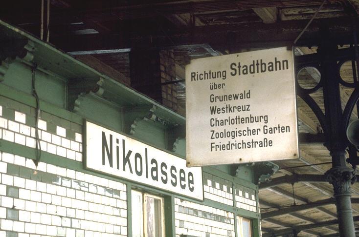 ltere Fahrrichtungsanzeige Tafel auf dem S-Bahnhof Nikolassee
(Archiv P.Walter)