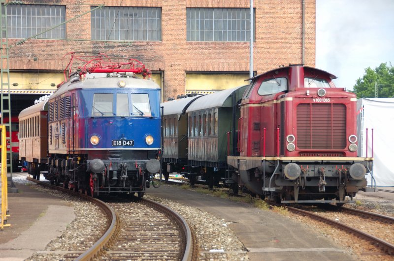 �ltere Herrschaften: In trauter Eintracht stehen einige Jahre  gelebte  Eisenbahngeschichte nebeneinander: E 18 047 und V 100 1365 scheinen Erlebnisse auszutauschen... Aufgenommen am 31.05.2008 im Reisezugwagenwerk in Pasing. 