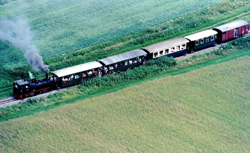 ltere Luftaufnahme (Nummer 2) von Oldtimerzug - 1985. Mte optisch gesehen eine Schmalspurbahn sein. Aufgenommen im Groraum Munderkingen.