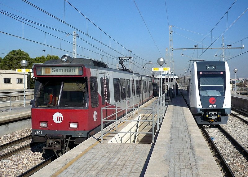 lterer Zug 3701, Linie 1, und moderner Zug 4301, Linie 3 am 29.11.2007 in Valencia Sud.