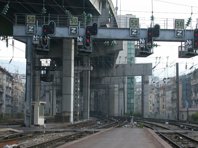 sthetisch unschn prsentiert sich die stliche Ausfahrt Richtung Ventimiglia mit der aufgestnderten Autoroute urbaine. Bestimmt ist das keine bevorzugte Wohnlage in Nizza. (08.10.2004)