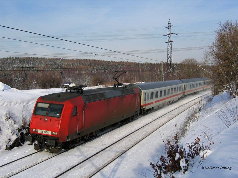 �u�erlich von ihren Eins�tzen gezeichnet, die 145 045 (ohne Logo) mit dem IC 2060 Dresden - Hof bei Klingenberg-Colmnitz, 13.02.2006
