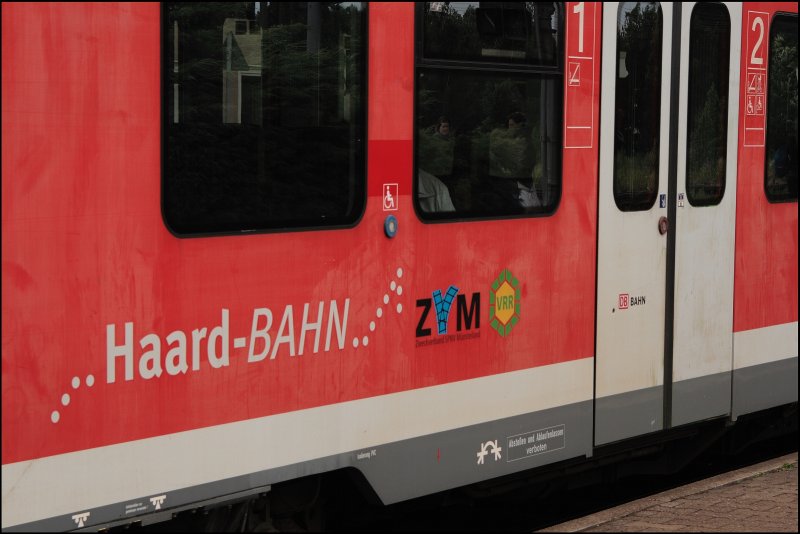 usserlich sind die  Permium-Quietschies  an dem  Haard-BAHN  Signet, dem Logo des  ZM  (Zweckverband SPNV Mnsterland) und dem Logo des VRR (Verkehrsverband Rhein-Ruhr) erkennbar. Neuerdings ist auch das Logo DB BAHN an der Tr angebracht. Aufgenommen am 425 524/024 in Haltern am See. (15.06.2008)
