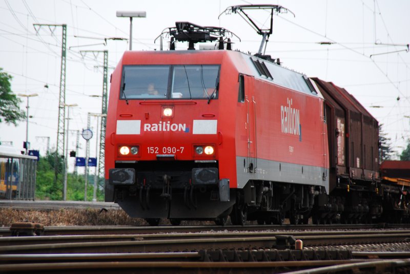 uerst fotogen prsentiert sich 152 070-9 mit Ihrem Gterzug am 18.06.2009 im Bahnhof von Bielefeld-Brackwede. Durch einen kreuzenden Talent der Nord-West-Bahn war Sie zu einem Zwischenhalt gezwungen und wartet hier auf  Grn 