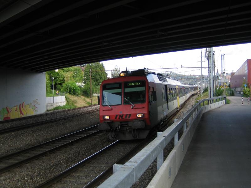 usserst selten, aber am 28.8.05 wahr, der RBDe 560 129-9 ''Sonviller'' mit der TILO-Anschrift als S26 nach Winterthur in der Grze ausfahrend. Hinweis, beim Gepcktor ist schwach eine gelbe Klebefolie mit einem Leopardenmuster zu sehen, dies kommt daher, da Anfangs August in Locarno das Filmfestival stattfand, und bei der SBB ist es Tradition, dass Fahrzeuge, die zu dieser Zeit zwischen Bellinzona und Locarno eingesetzt werden mit Leoparden ''geschmckt'' werden. Nach diesem Event, so meine Vermutung wurde dieser Triebwagen nach Zrich berfhrt, kurz darauf kam das grosse Unwetter, wo unter anderem der Gotthard gesperrt wurde, somit wurde dieser NPZ nach Winterthur berfhrt und wird jetzt fern ab von seinem eigentlichen Einsatzort eingesetzt.