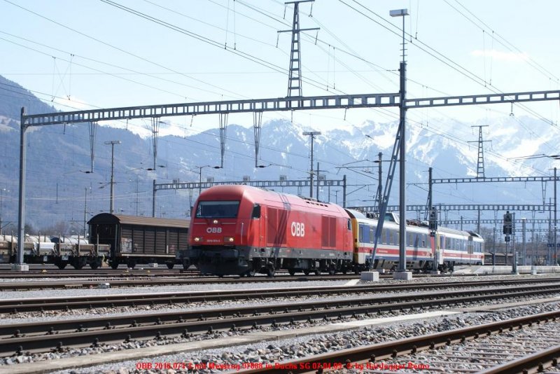 usserst selten in Buchs SG zu sehen, sind Lokomotiven der BB-Baureihe 2016. Heute war eine solche (2016 074-3) vor einem Messzug zu Gast. Dieser wird, wie hier zu sehen ist, weggestellt.
Um 15.02 Uhr verliess diese 3er Komposition dann die Schweiz nach Innsbruck, angehngt am Schluss des EC 161 *Vorarlberg*.
07.04.09