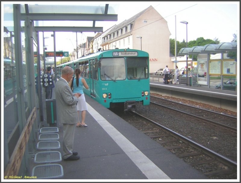 uerst selten fahren auf der Linie U2 Triebwagen des Typs U2h, die Linie wird fast nur mit U4-Triebwagen gefahren. Am 16.08.2007 befanden sich sogar zwei Drei-Wagen-Zge vom Typ U2h auf der Linie U2 im Einsatz. Einer von ihnen fuhr an diesem Tag mit dem Triebwagen 354 fhrend auf dem 1. Zug in die Station Dornbusch mit Fahrtrichtung Sdbahnhof ein. 