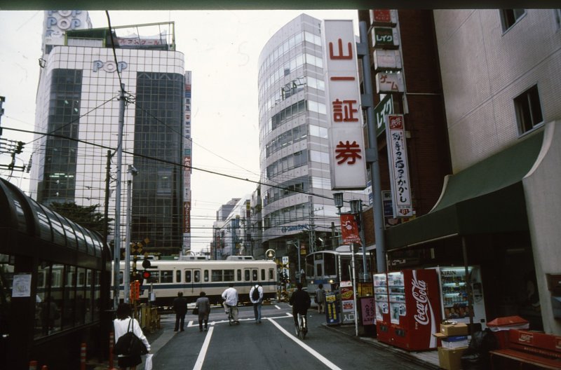 Agglomeration Tokyo, Odakyû-Konzern. Zwei Züge kreuzen sich mitten auf der Strasse der Stadt Machida. 9.Oktober 1996.