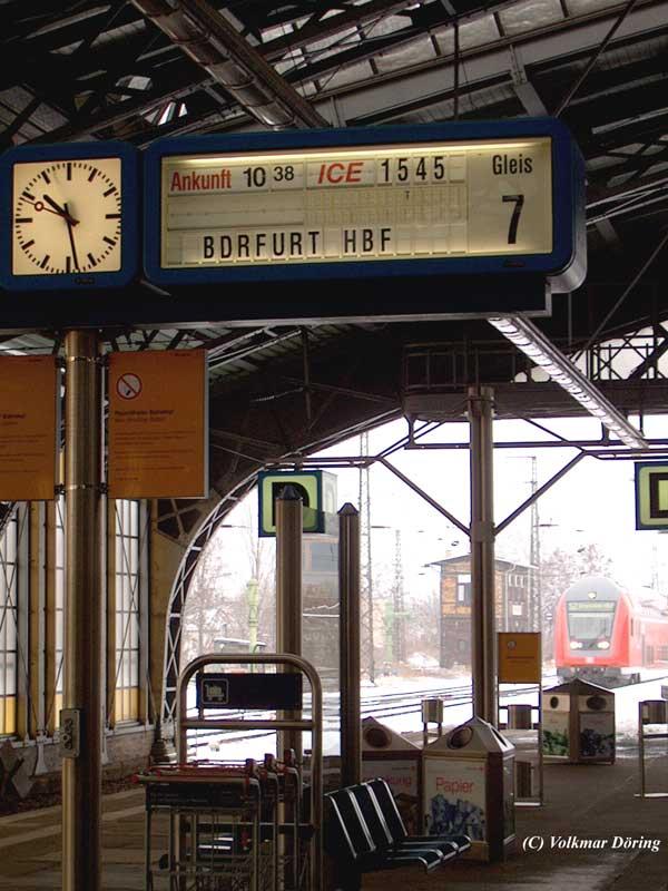 Aha, die Deutsche Bahn AG hat also Erfurt umbenannt ?! Im Hintergrund einfahrende Flughafen-S-Bahn;  - Dresden-Neustadt, 26.02.2005
