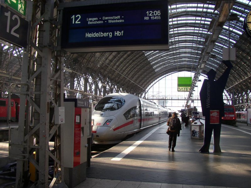 Aha, jetzt hat die Bahn anscheinend schon so viele ICEs, dass diese wohl auch als Regional-Zge eingesetzt werden, wie hier die RB 15455 :-) !!! Frankfurt am Main Hbf, 11.02.08 