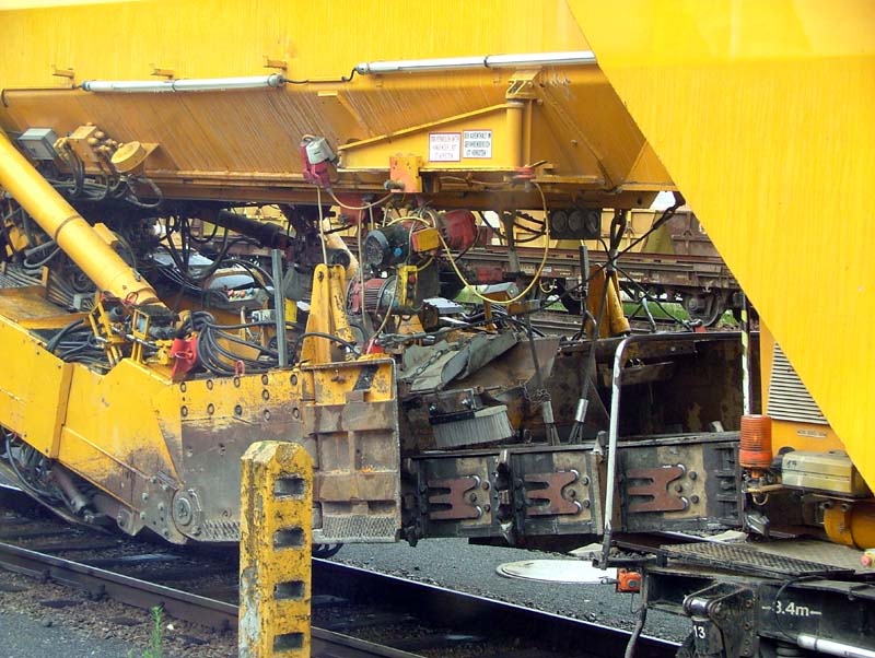 AHM 800-R Kallinger-Swietelsky Bauzug zum reinigen und nivellieren des Oberbaus beim �berholen am 16.06.2004 in V�cklabruck