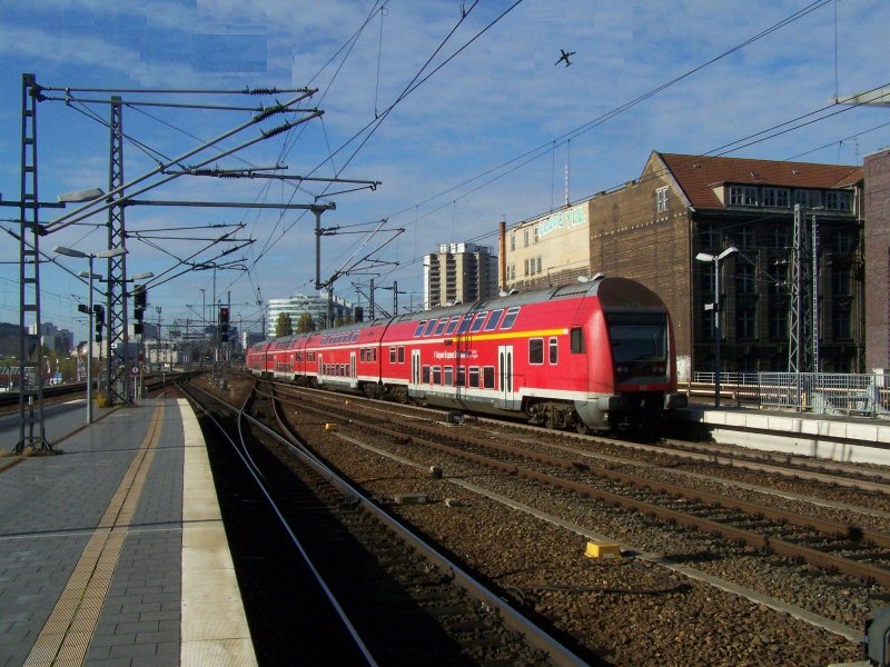 Airport-Express-Schnefeld bei der Einfahrt des Bahnhofes Berlin-Ostbahnhof am 31.Oktober 2007