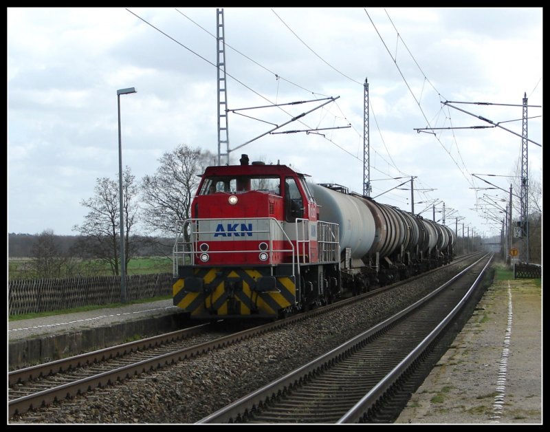 AKN V2.022 mit einem kurzem Kesselzug aus Richtung Schwaan auf dem Weg zum Rostocker Seehafen. Aufgenommen am 17-03-07