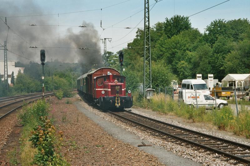 AkO Lok 4 in ihrem neuen Purpur Roten Farbkleid, das sie brigends bis zuletzt auch getragen hat, am 26.5.04 in Ottweiler als Schublok fr die 89 6009 und die Speyerbach.