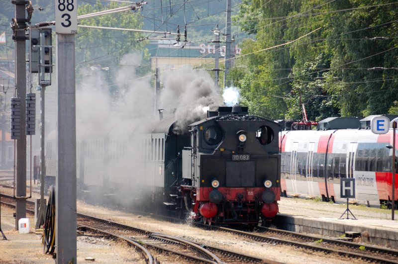 Aktion Bodennebel: 70 083 zeigt allen im Bahnhof Salzburg, was sie auf der Lunge hat. Nostalgie pur... aber im Juni 2008, dem 20ten.