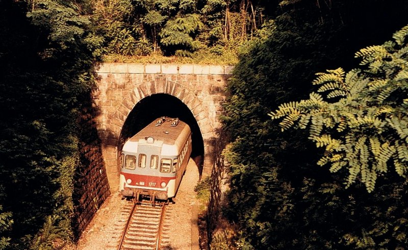 Al 668 1717 als Regionalzug 4100 Mals - Meran im unteren Tunnelportal des Kehrtunnels bei Marling/Marlengo am 22. Juli 1984.
(Gescanntes Foto) 