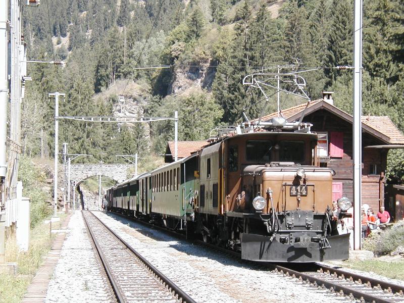 Albulabahn,ein Extrazug (GmP) mit  Krokodil  Nr.414 wartet in der Kreuzungsstation Stugl/Stuls (1276m .M.) einen Gegenzug ab.
23.08.03