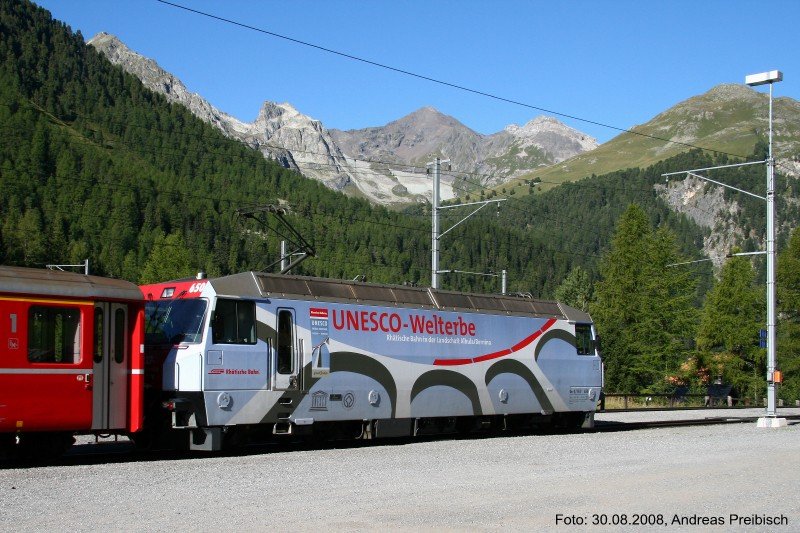 Albulaschnellzug RE 1128 gezogen von Ge 4/4 III 650  Seewis im Prttigau  mit Werbung fr das Unesco Weltkulturerbe Albula/Bernina am 30.08.2008 in Preda.