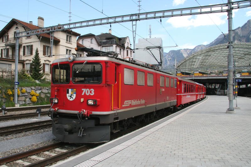Albulaschnellzug RE 1145 nach St. Moritz mit Ge 6/6 II 703  St. Moritz  bei der Ausfahrt aus dem Bahnhof von Chur am 3. Mai 2008.