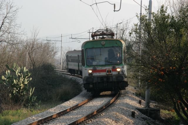 ALE 126-510 auf der Metro Campania Nord Est auf der fahrt von Napoli Centrale nach Benevento in der Kehre von Santa Maria a Vico, 24.02.2008