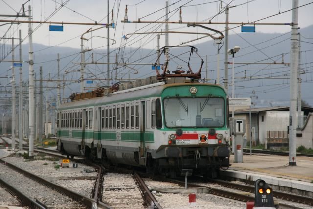 Ale 126 511 verlsst auf der Fahrt von Napoli nach Benevento den Bahnhof Cancello; 02.02.2008