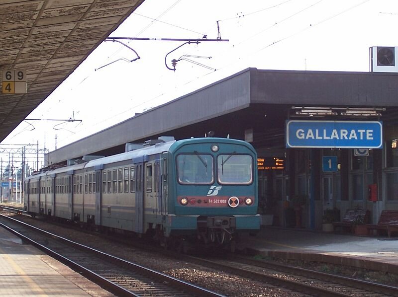 Ale 582 008 am 14.11.2006 in Gallarate am Bahnsteig 1