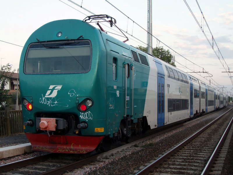 Ale426/506 98 in Mestrino. Dieser Zug war vor zwei Monater stark versprayt, so wurde er gereinigt; aber jetzt ist er wieder ein venig versprayt. 29/09/07