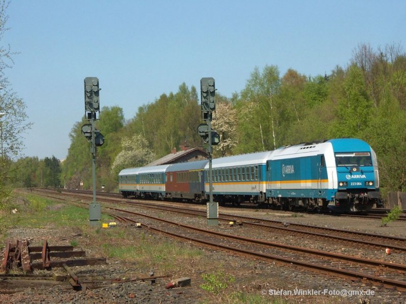 ALEX im Frhling, aufgenommen am 21.04.2009 in Oberkotzau. Beim Spazierengehen in der Mittagspause entdeckte ich einen Weg, der offenbar zum Gelnde des frheren Rangierbahnhofs von Oberkotzau fhrte. Einige Gleisreste oder Schwellen liegen da noch im Wald. Dahinter fhrt die Strecke vorbei. Gut dass die Kamera mit war, so konnte die Garnitur aus der 223 mit dem Kakadu-Halbspeisewagen fotografiert werden...