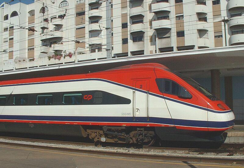 Alfa Pendular am 06.05.2003 in Lissabon Santa Apolonia. Die portugisische Bahn ist recht preiswert, die Strecke Lissabon - Porto - Lissabon (2 x 313 km) kostet mit dem Hochgeschwindigkeitszug 2.Klasse 37 Euro, mit dem IC 27 Euro.