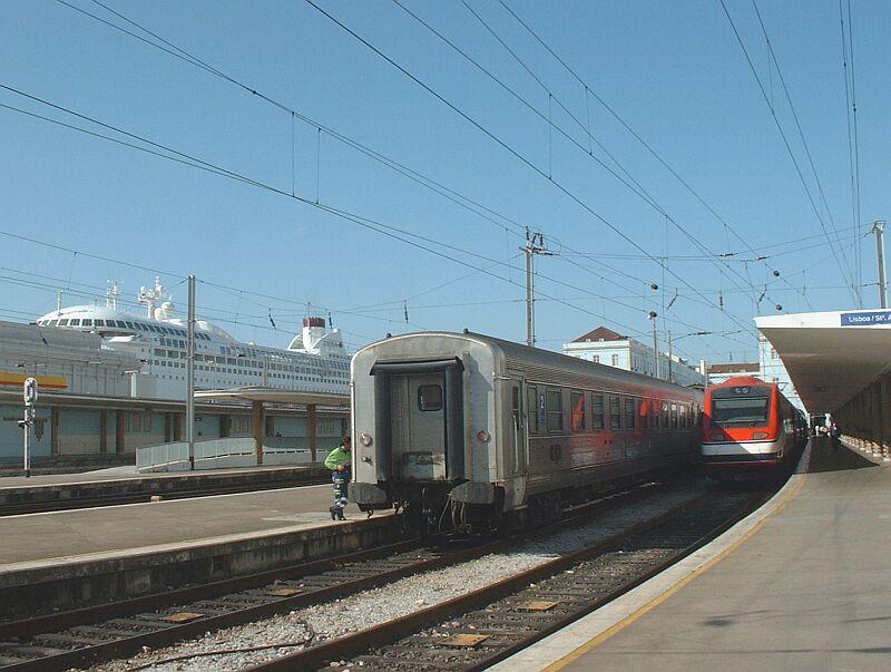 Alfa Pendular am 06.05.2003 in Lissabon Santa Apolonia. Links daneben ein IC von Porto kommend, ganz links das Kreuzfahrschiff A'ROSA Blu.
