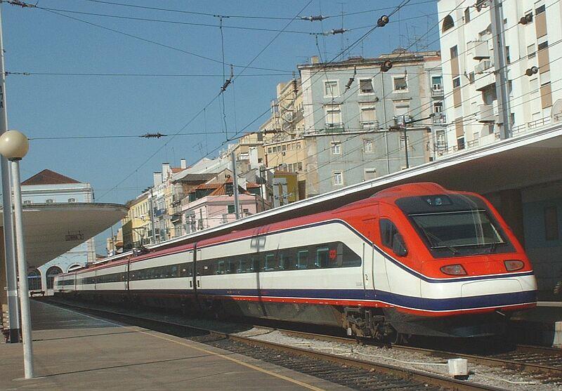 Alfa Pendular nach Porto Campanha am 06.05.2003 in Lissabon Santa Apolonia. Die Strecke ist 313 km lang, der Zug fhrt ca. 3 Stunden, max. 220 km/Std. auf einer Neubaustrecke zwischen Coimbra und Aveiro, meistens 100 bis 160 km/Std. Zur Zeit gibt es viele Neubaustellen, deshalb die relativ lange Fahrzeit.